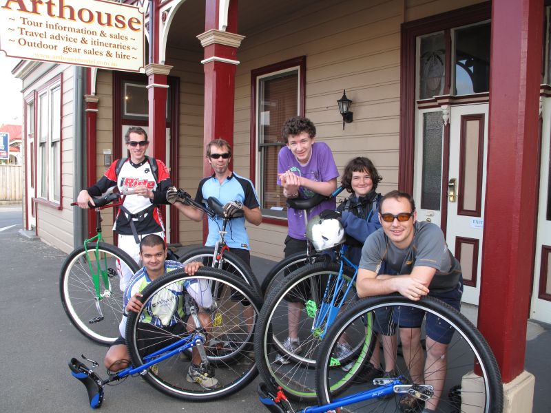 img_1597dsarthousegroup2009-0414 Tasmania UmiTour riders, leaving "Art House" backpackers. The trip started here!